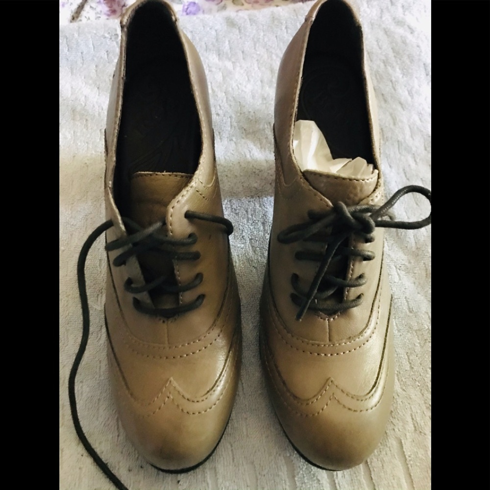 BORN taupe size 9.5/41 M
